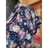 Bluzka z lejącym dekoltem typu woda - różowe kwiatuszki i białe groszki